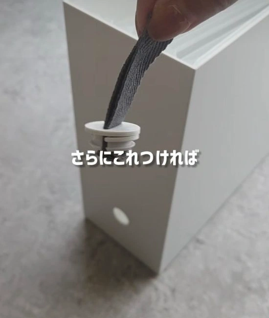 つまみを持つ様子