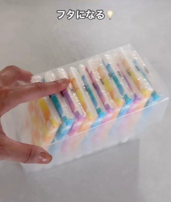 蓋を被せる様子