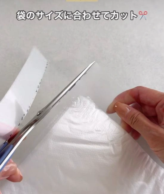 クリアファイルを真っ直ぐにカットする様子