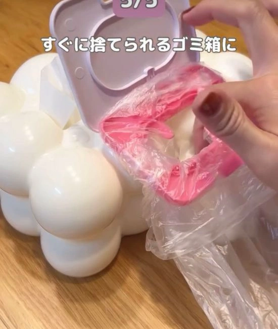 ティッシュを捨てる様子