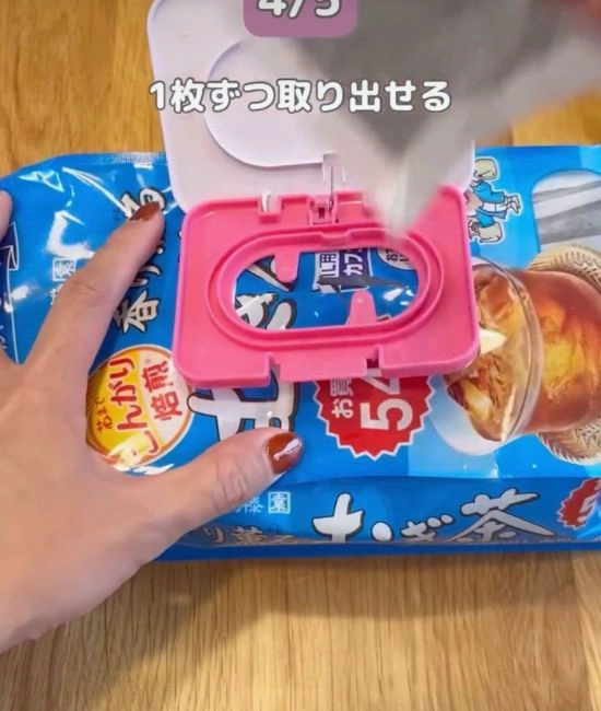 お茶パックを取り出す様子
