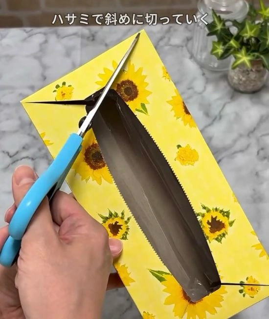 四角に向かって切る様子