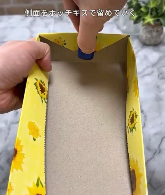ホッチキスで固定する様子
