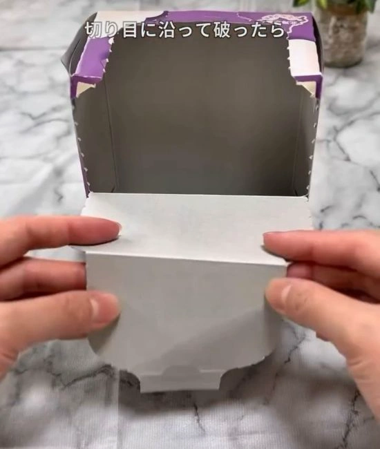 折り目をつける様子