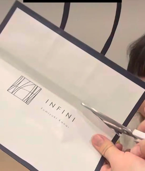 取手部分をカットする様子