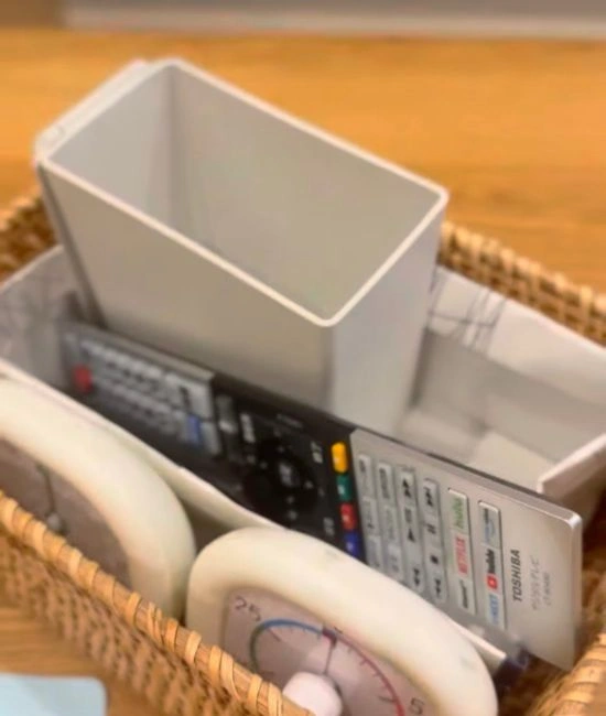 リモコンや時計を入れる様子