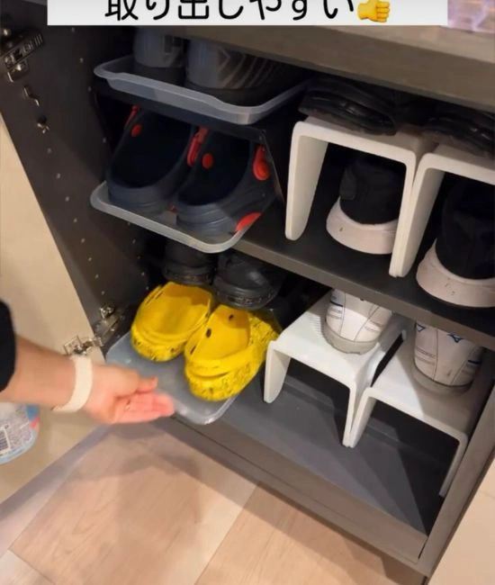 冷蔵庫トレーを引き出す様子