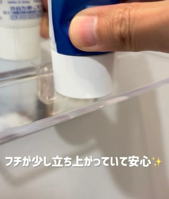 縁が立ち上がったトレイ