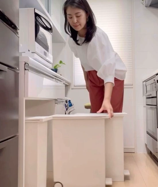 ゴミ箱を引っ張り出す様子