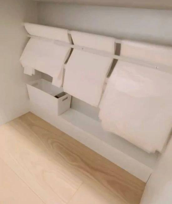 ゴミ箱裏に収納されたゴミ袋