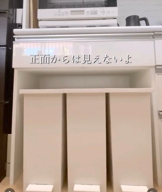 ゴミ箱が並んだ様子