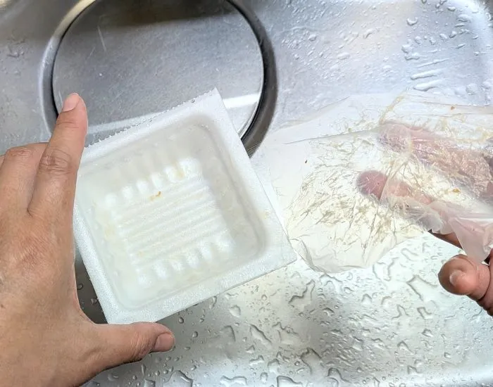 納豆のトレーとフィルム（撮影：grape編集部）