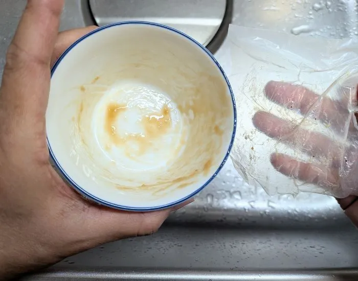 汚れた茶碗とフィルム（撮影：grape編集部）