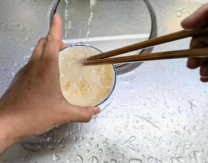 フィルムで茶碗を洗っている様子（撮影：grape編集部）