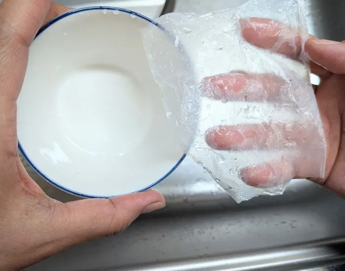 きれいになった茶碗とフィルム（撮影：grape編集部）