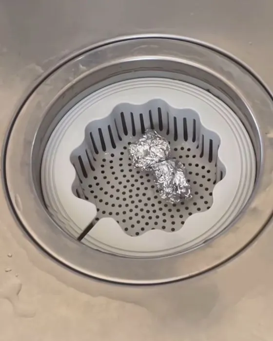 排水口に丸めたアルミホイルを入れた様子