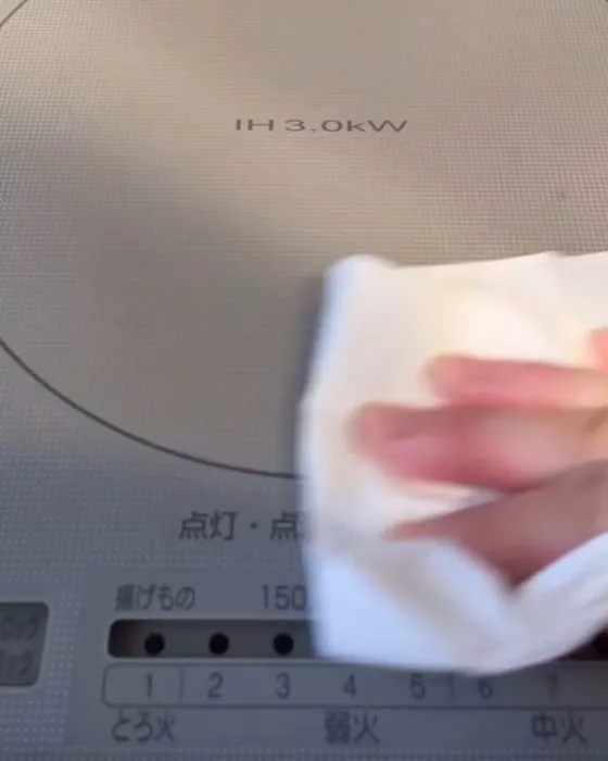 IHコンロを拭いている様子