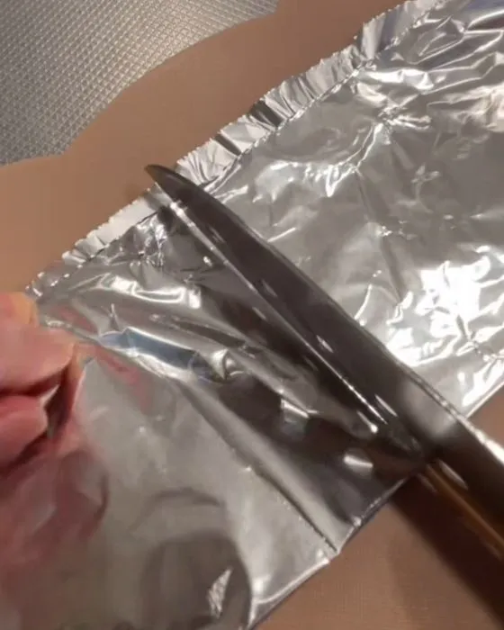 アルミホイルを切っている様子