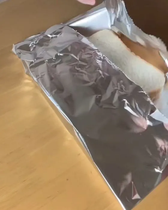 食パンをアルミホイルで包んでいる様子