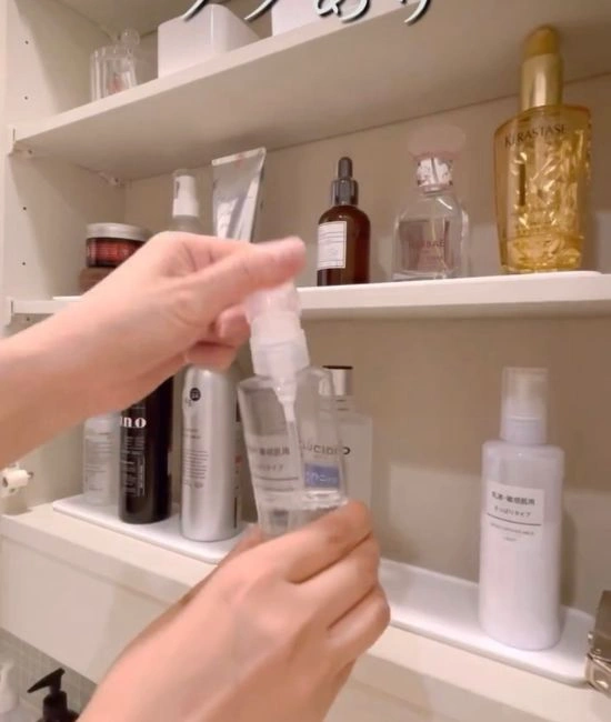 ポンプ式ボトルの蓋を外す様子