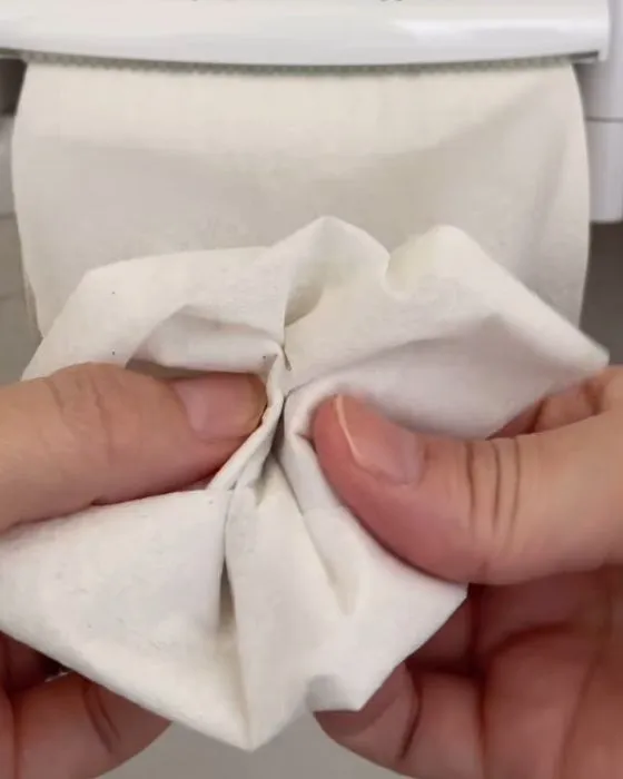 トイレットペーパーでギャザーを作っている様子
