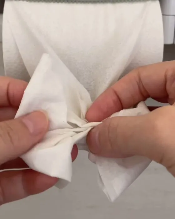 トイレットペーパーで作ったギャザーを回転させている様子