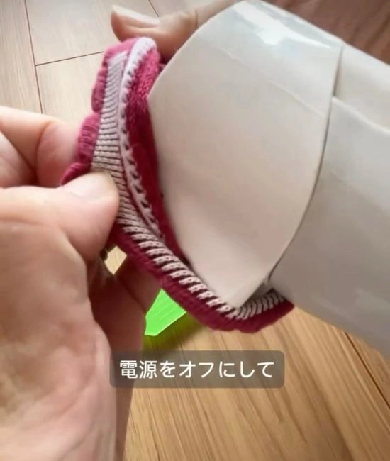 靴下を取り外す様子