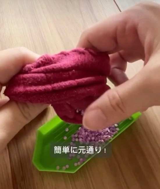 ビーズをトレーに戻す様子