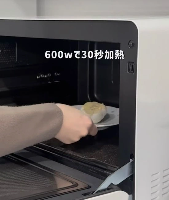 ニンニクを電子レンジに入れる様子