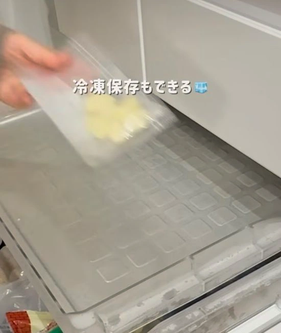 ニンニクを冷凍保存する様子