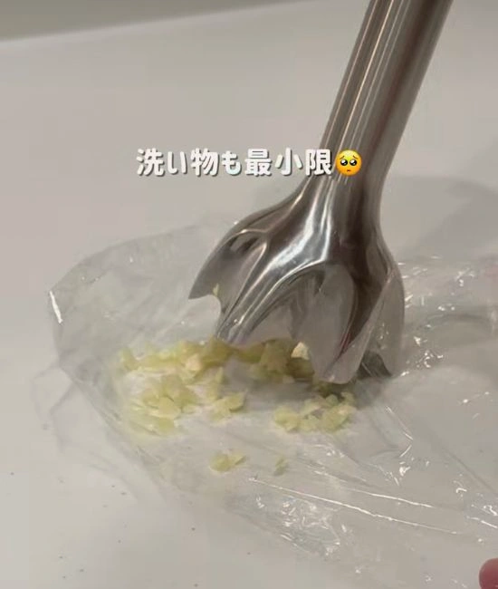 ラップに取り出されたニンニク