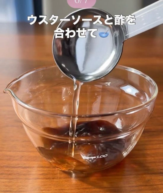 ウスターソースに酢を混ぜる様子