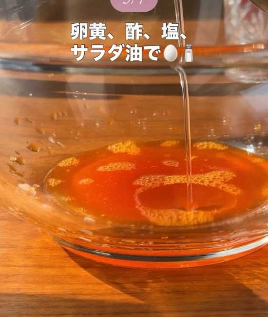 卵黄と調味料を入れる様子
