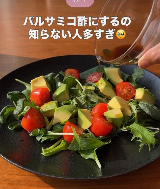 サラダにバルサミコ酢をかける様子