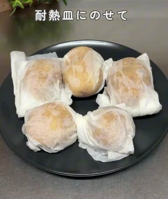 キッチンペーパーに包まれたジャガイモ