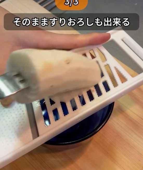 長芋をすりおろす様子