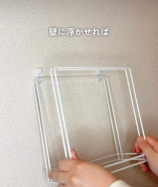 ワイヤーふきんかけを壁に引っ掛ける様子