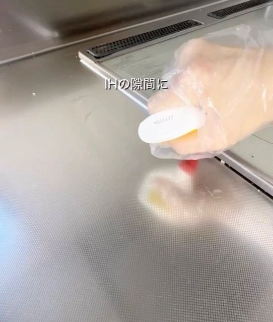 木工用接着剤を隙間に流し込む様子