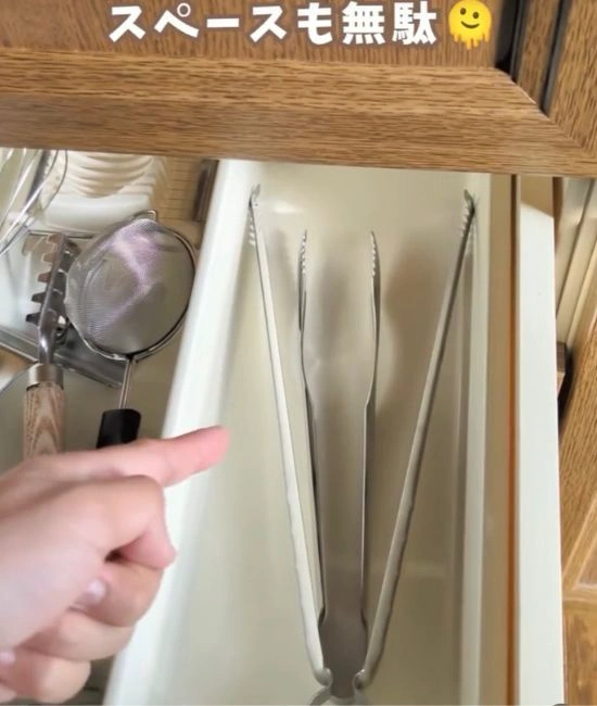 引き出し内を占領するトング