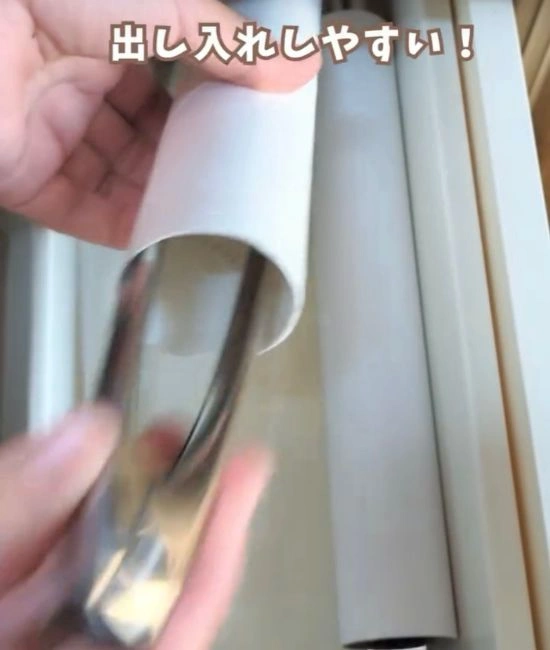 トングを取り出す様子