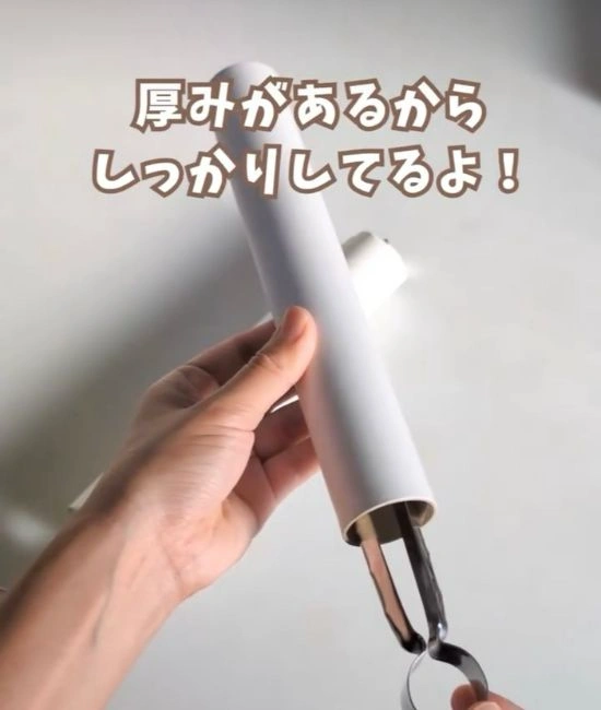 ラップの芯にトングを収納する様子