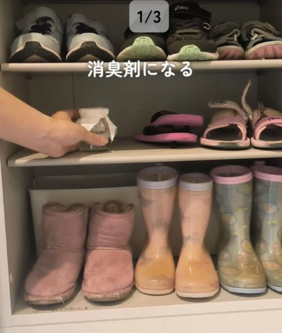 靴箱に消臭剤を置く様子