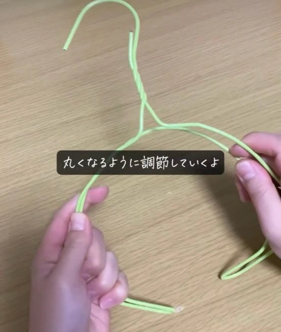 丸くした針金ハンガー