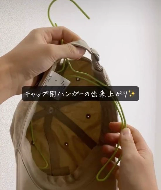 キャップを掛ける様子