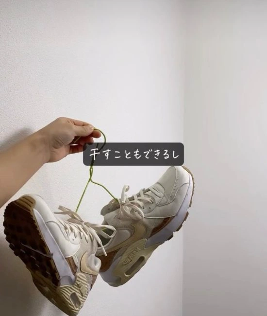 シューズを引っ掛ける様子