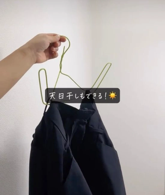 パンツを引っ掛ける様子