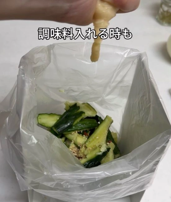 調味料を加える様子