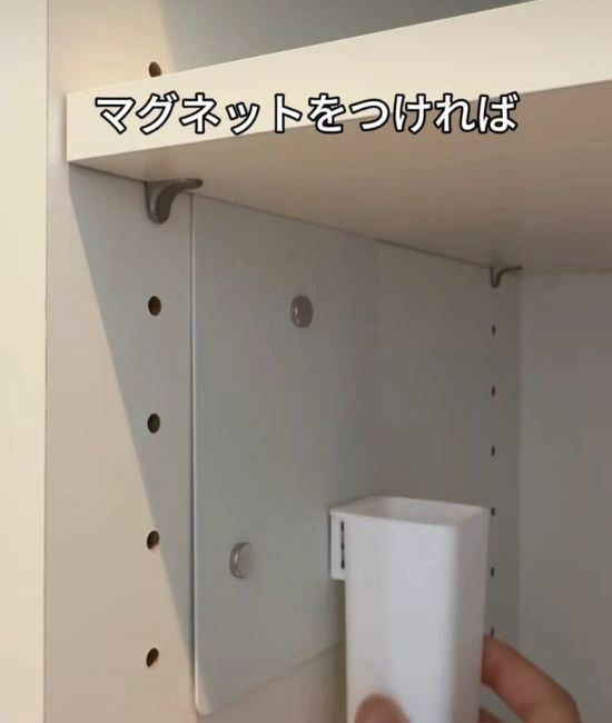 ブックエンドにマグネットを取りつける様子