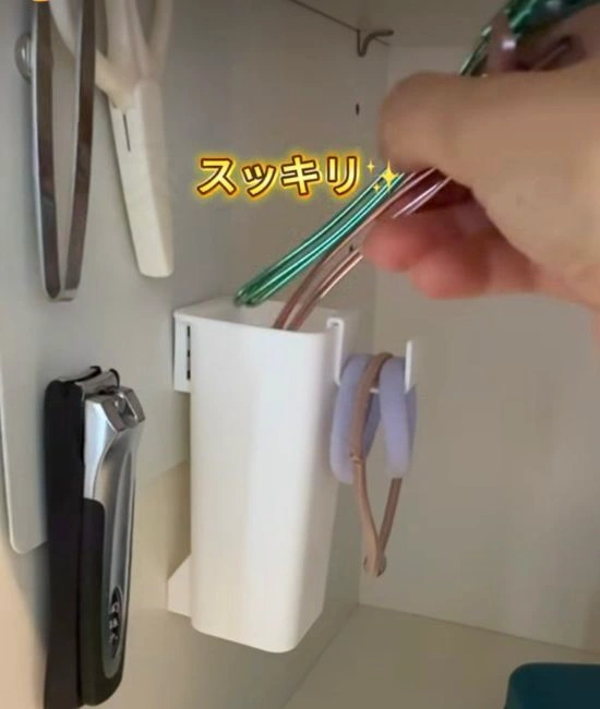 洗面台のアイテムを収納する様子