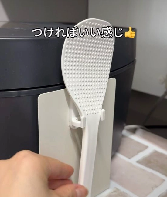 しゃもじを設置する様子